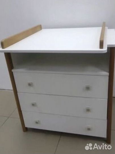 Детская кроватка и комод
