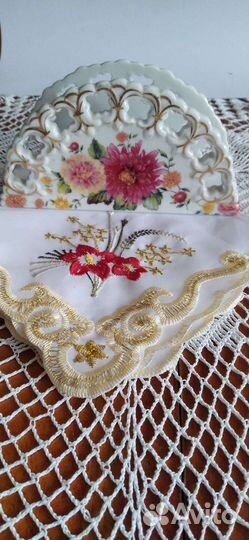 Фарфоровая салфетница