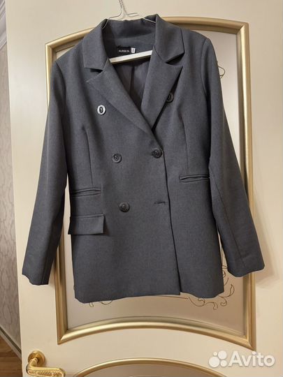 Продаю костюм