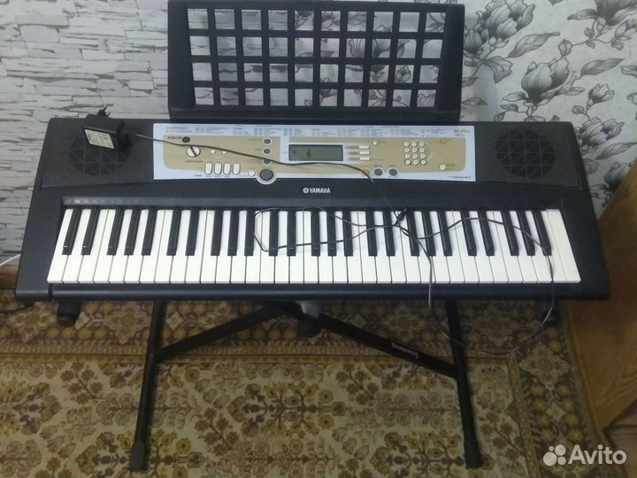 Синтезатор Yamaha PSR-R200 + подставка