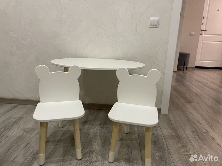 Детский стол и 2 стула