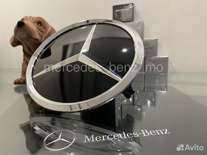 Эмблема звезда Мерседес Бенц в решетку радиатора
