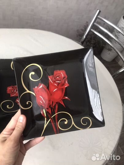 Блюдо с тарелками