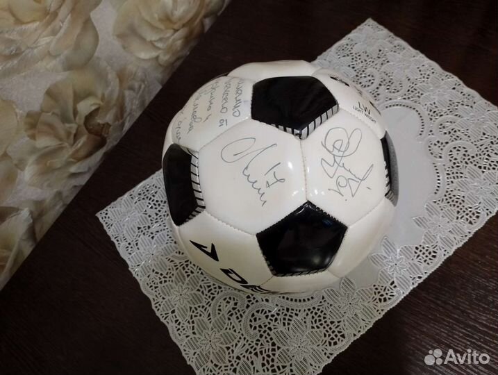 Мяч с автографами Кокорина и Мамаева