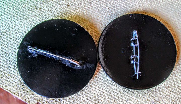 Брошки- значки из дерева и металла