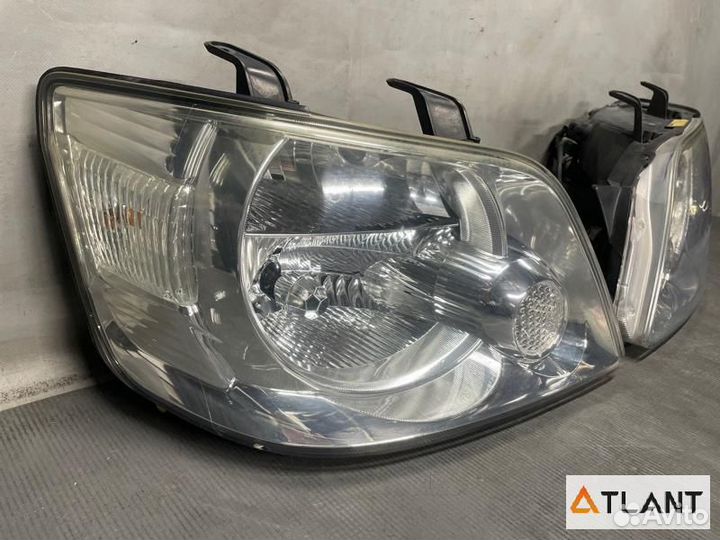 Фара передняя toyota noah