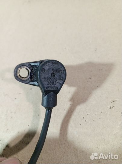 Датчик положения коленвала Volkswagen Passat