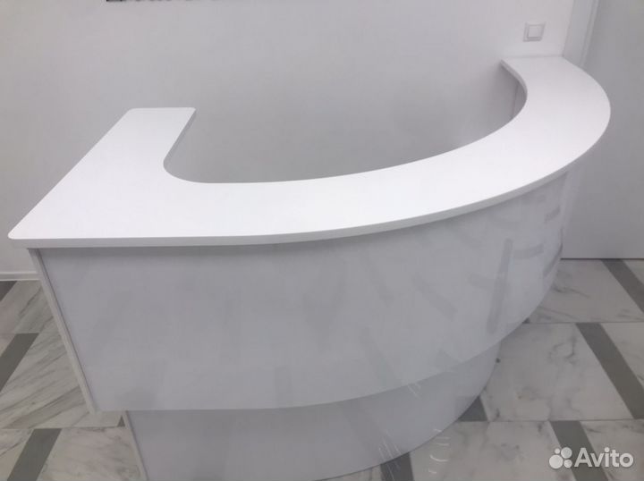 Стойка-Ресепшен. Глянцевый двухуровневый фасад