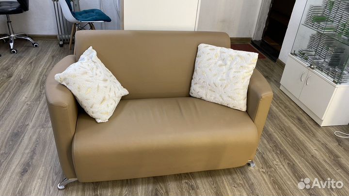 Кожаный диван в офис