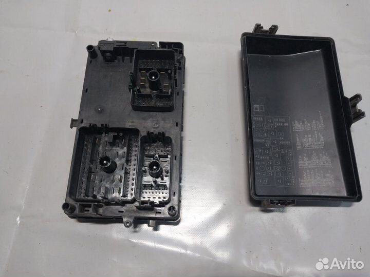 Блок предохранителей под капот Chevrolet Cruze