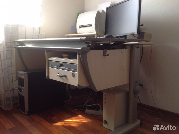 Компьютерный письменный стол парта Moll