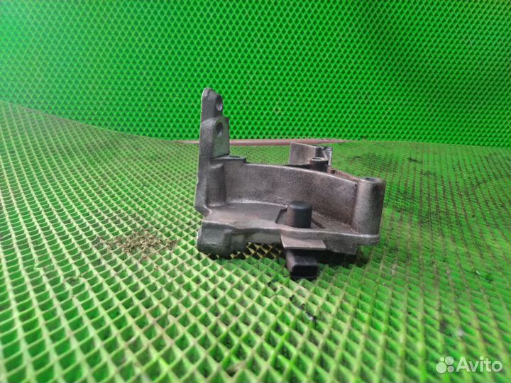 Кронштейн опоры двигателя правый Renault Megane 2