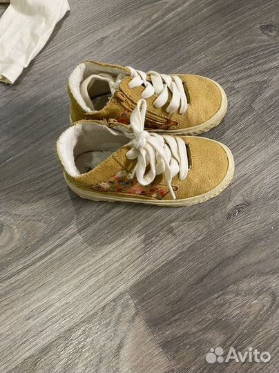 Джинсы и кроссовки Zara