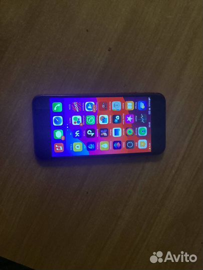 iPhone SE, 64 ГБ