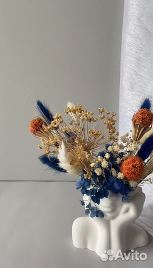 Интерьерная композиция из сухоцветов в кашпо