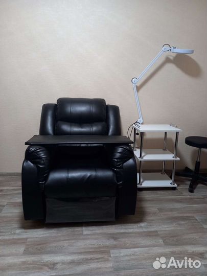 Маникюр, педикюр Ушакова 65