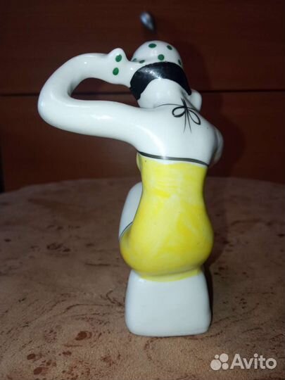 Фарфоровая статуэтка пловчиха Купальщица Гжель