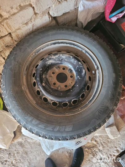 Bridgestone Blizzak Spike-01 215/65 R16