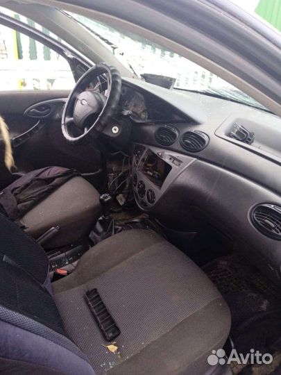 Ford Focus 1.6 МТ, 2004, битый, 300 000 км