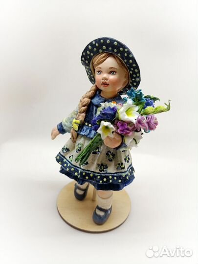 Ватная девочка с цветами