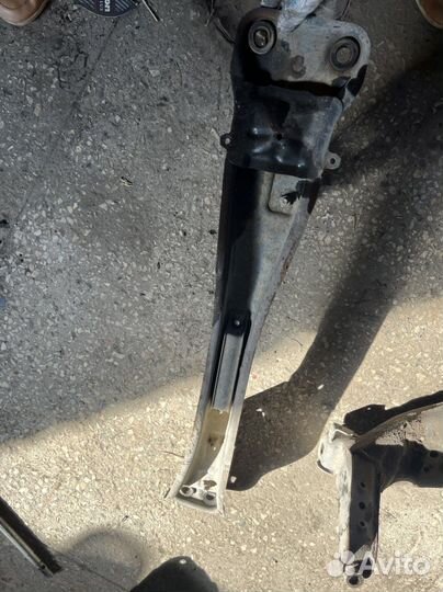 Лыжа балка подмоторнач Nissan Bluebird Sylphy