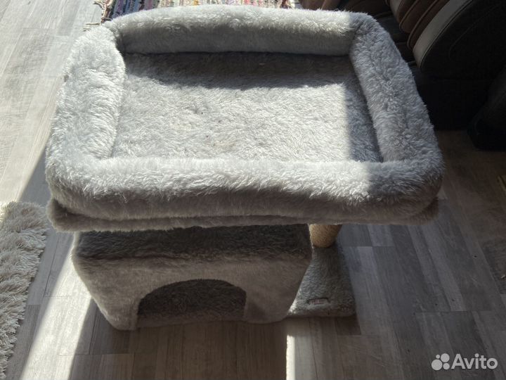 Домик лежанка для кошки с когтеточкой