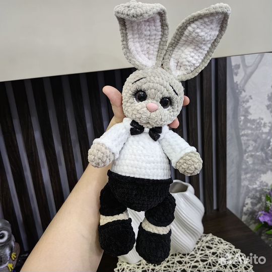 Плюшевый вязаный зайка