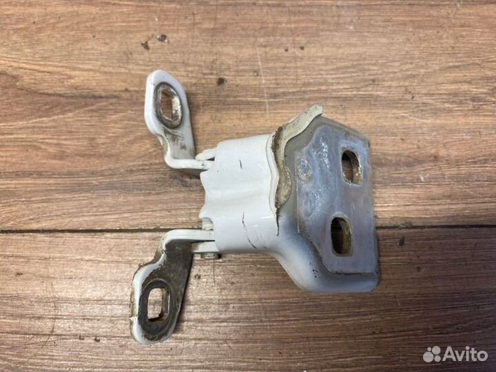 Петля двери передняя левая Лада X-Ray GAN330 21179