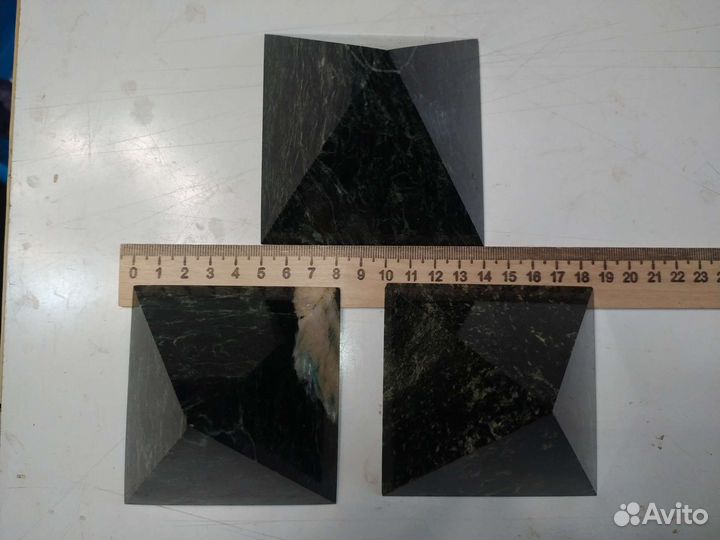 Пирамидки из змеевика