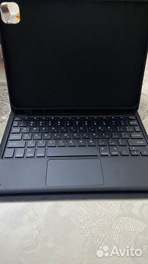 Чехол и клавиатура на iPad