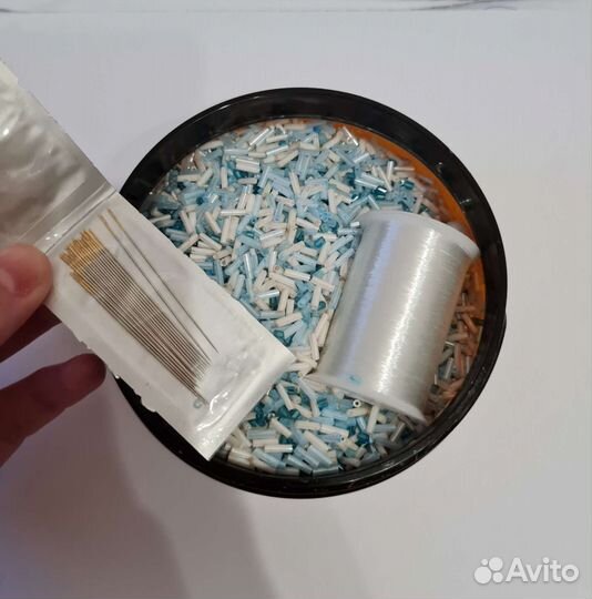 Баночка бисера – стекляруса с леской и иголками