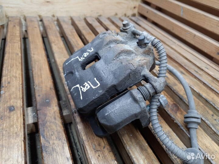 Суппорт тормозной передний левый Opel Astra J 2012