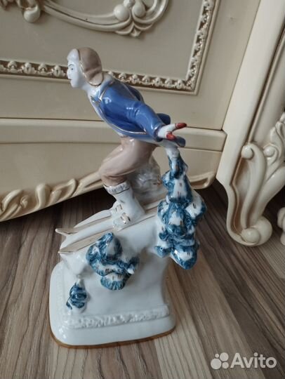 Статуэтка фарфор Лыжник