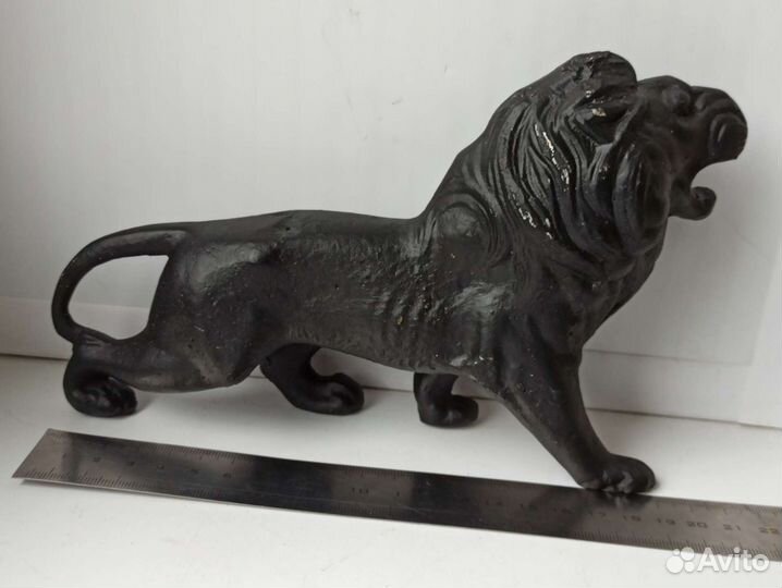 Старинная статуэтка. лев. литьё. не магнит