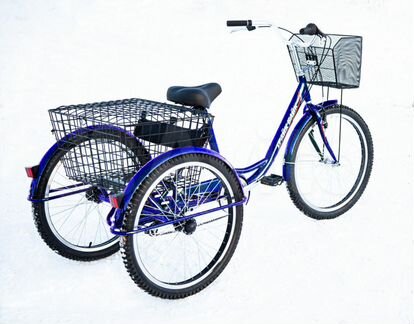 Трехколесный взрослый велосипед с двумя корзинами