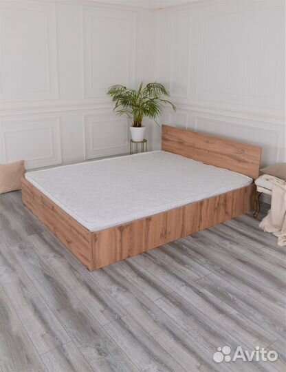 Кровать с матрасом 140х200 двуспальная