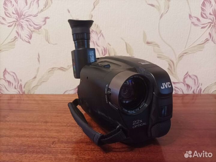 Видеокамера JVC GR-AX528