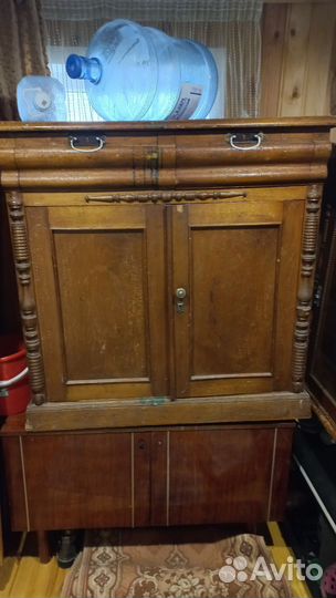 Старинный антикварный шкаф буфет