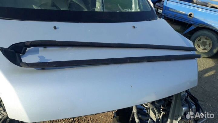 Молдинги лобового стекла toyota voxy azr60