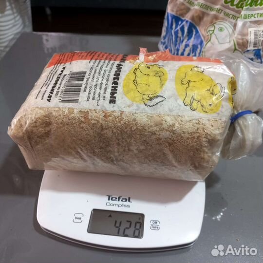 Корм, лакомства, наполнитель для хомяка, остатки