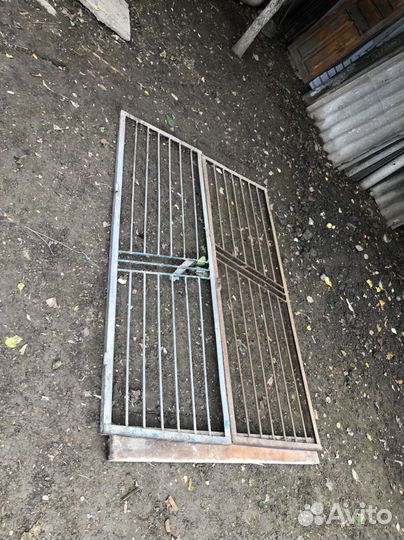 Железный створки двери