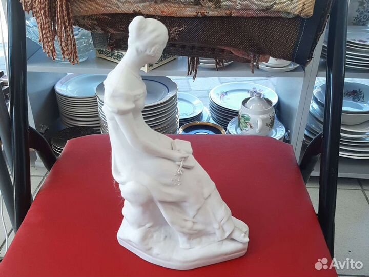 Фарфоровая статуэтка