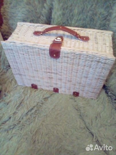 Набор для пикника в плетеном чемодане на 4 персоны