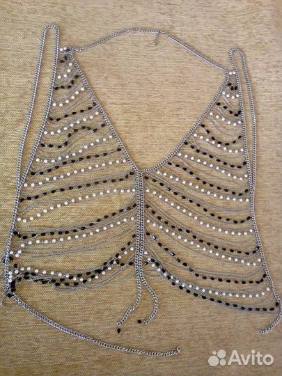 Жилет из цепочек и бусин