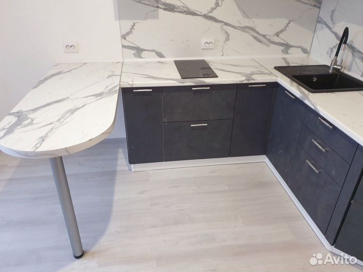 Кухня с барной стойкой