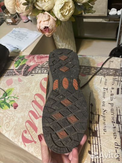 Продам кроссовки женские