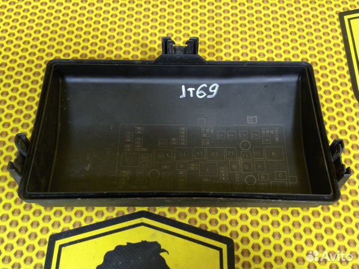 Крышка блока предохранителей под капотом Opel