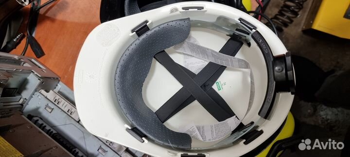 Каска MSA с активными наушниками, белая черная