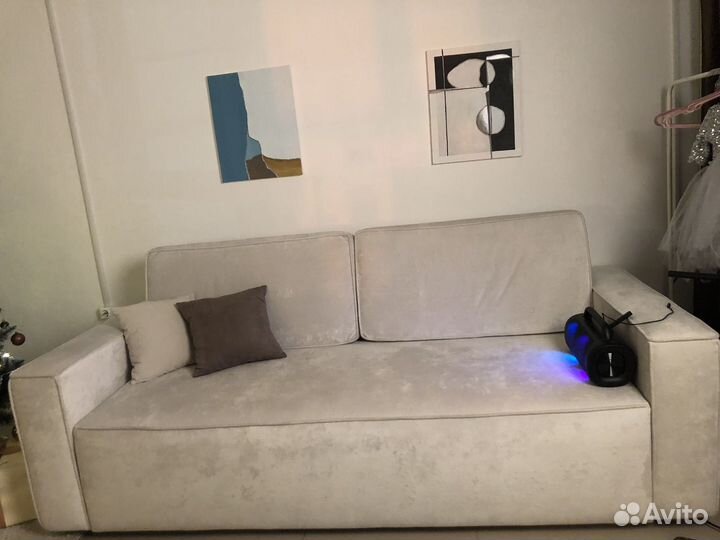 Диван белый