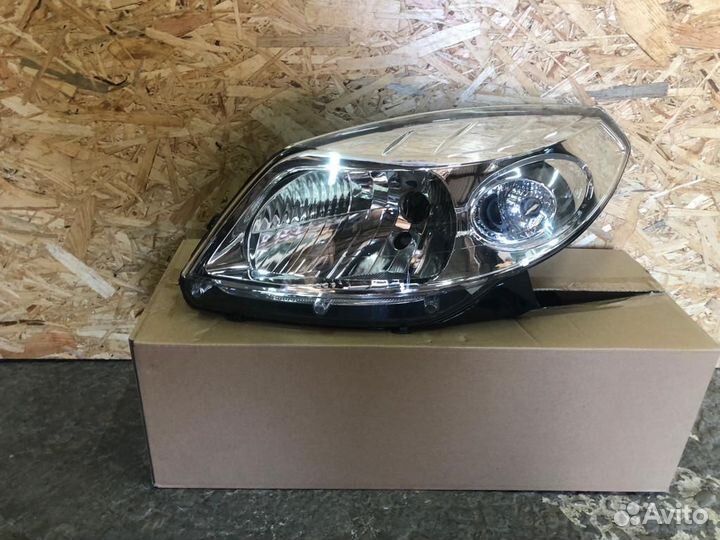 Фара Renault Sandero 2008-2014